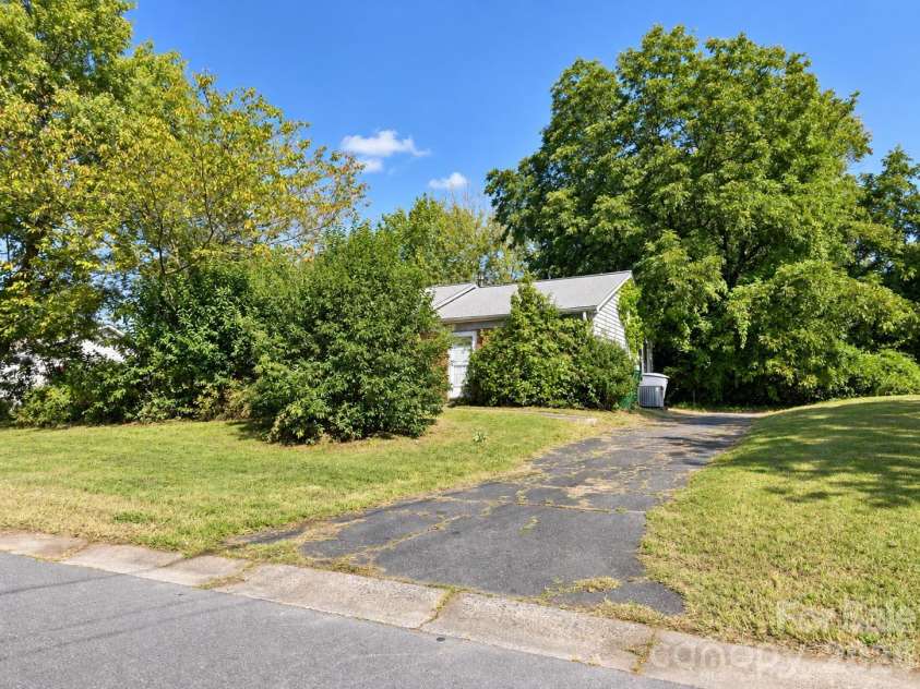 2636 Dalecrest Drive, Charlotte, NC 28269.  MLS# CAR4435227, YatesRealty ID 56919. 