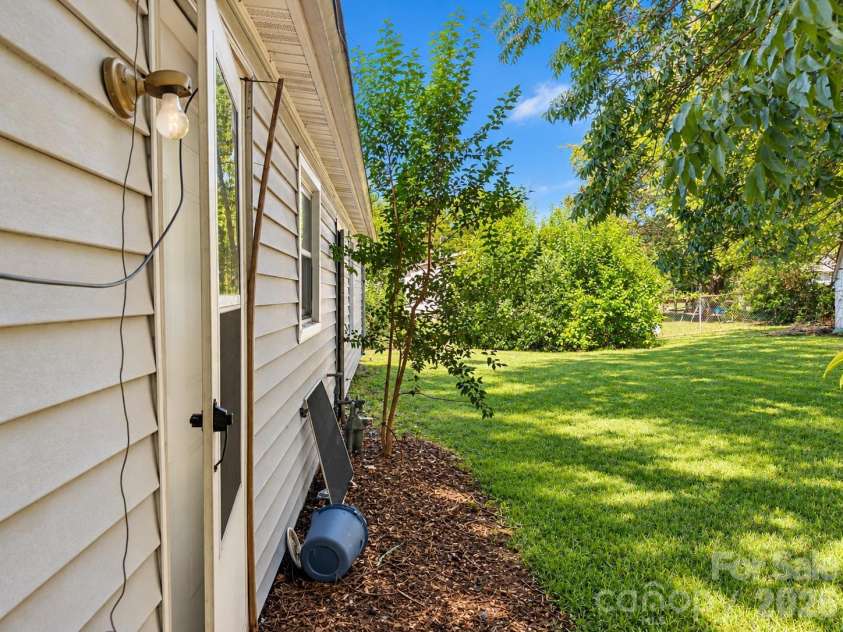 2636 Dalecrest Drive, Charlotte, NC 28269.  MLS# CAR4435227, YatesRealty ID 56919. 