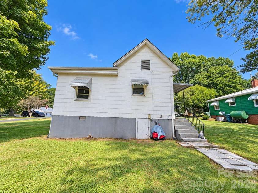 745 6th Avenue, Hickory, NC 28602.  MLS# CAR4435003, YatesRealty ID 56920. 