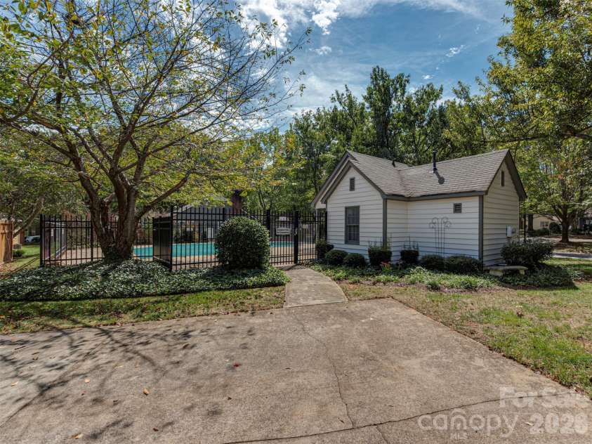 727 Clayfield Court, Charlotte, NC 28209.  MLS# CAR4434507, YatesRealty ID 56924. Community Pool
