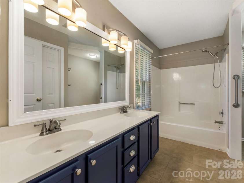 727 Clayfield Court, Charlotte, NC 28209.  MLS# CAR4434507, YatesRealty ID 56924. Primary En Suite Bath