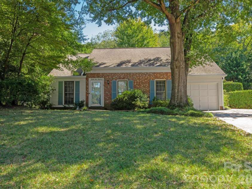 2400 Turnberry Lane, Charlotte, NC 28210.  MLS# CAR4435091, YatesRealty ID 56927. 