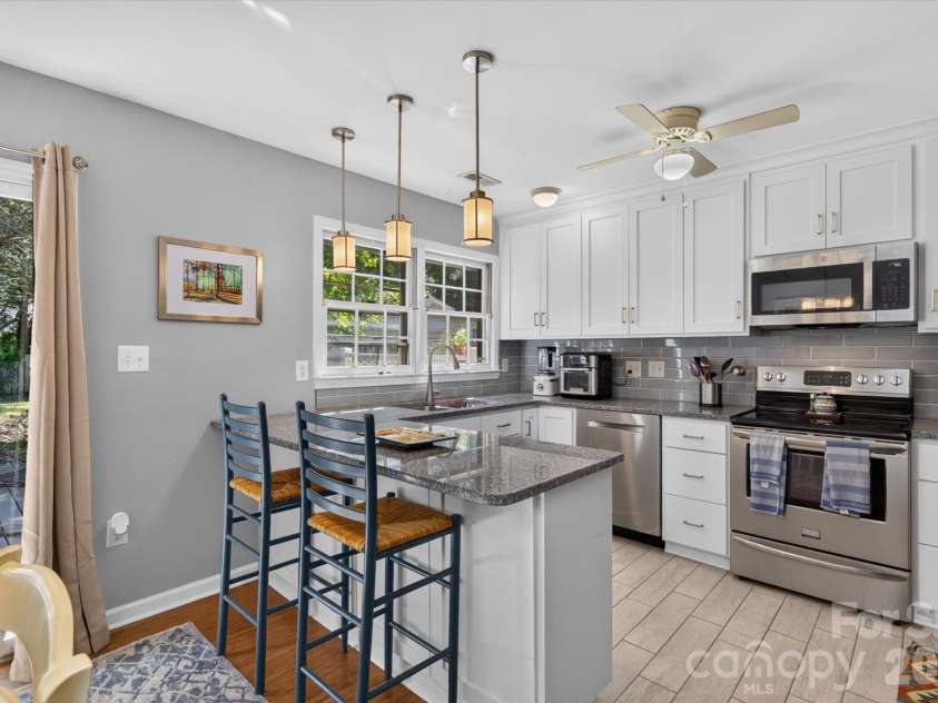 2400 Turnberry Lane, Charlotte, NC 28210.  MLS# CAR4435091, YatesRealty ID 56927. 