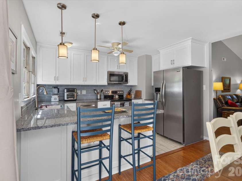 2400 Turnberry Lane, Charlotte, NC 28210.  MLS# CAR4435091, YatesRealty ID 56927. 