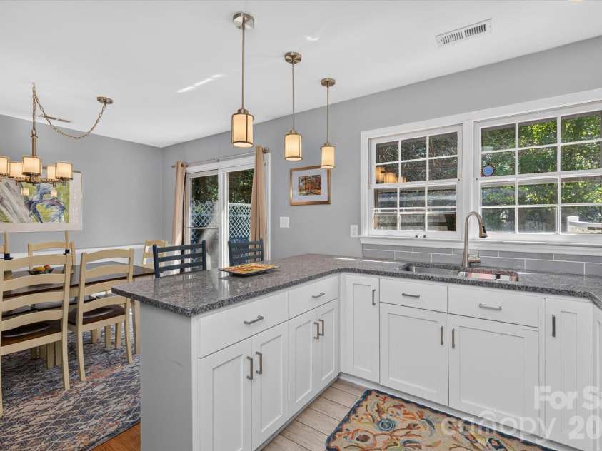 2400 Turnberry Lane, Charlotte, NC 28210.  MLS# CAR4435091, YatesRealty ID 56927. 
