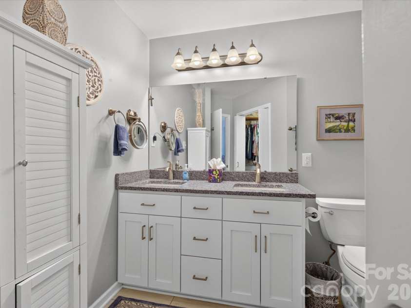 2400 Turnberry Lane, Charlotte, NC 28210.  MLS# CAR4435091, YatesRealty ID 56927. 