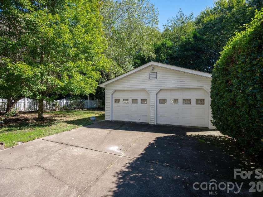2400 Turnberry Lane, Charlotte, NC 28210.  MLS# CAR4435091, YatesRealty ID 56927. 