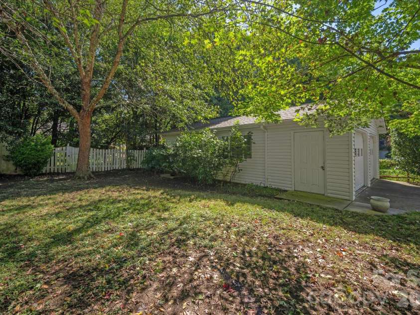2400 Turnberry Lane, Charlotte, NC 28210.  MLS# CAR4435091, YatesRealty ID 56927. 