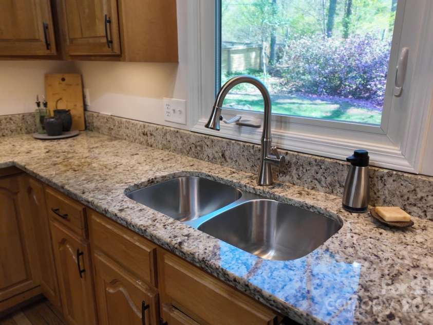 65 Forest Lake Drive, Asheville, NC 28803.  MLS# CAR4245225, YatesRealty ID 5693. Double Sink