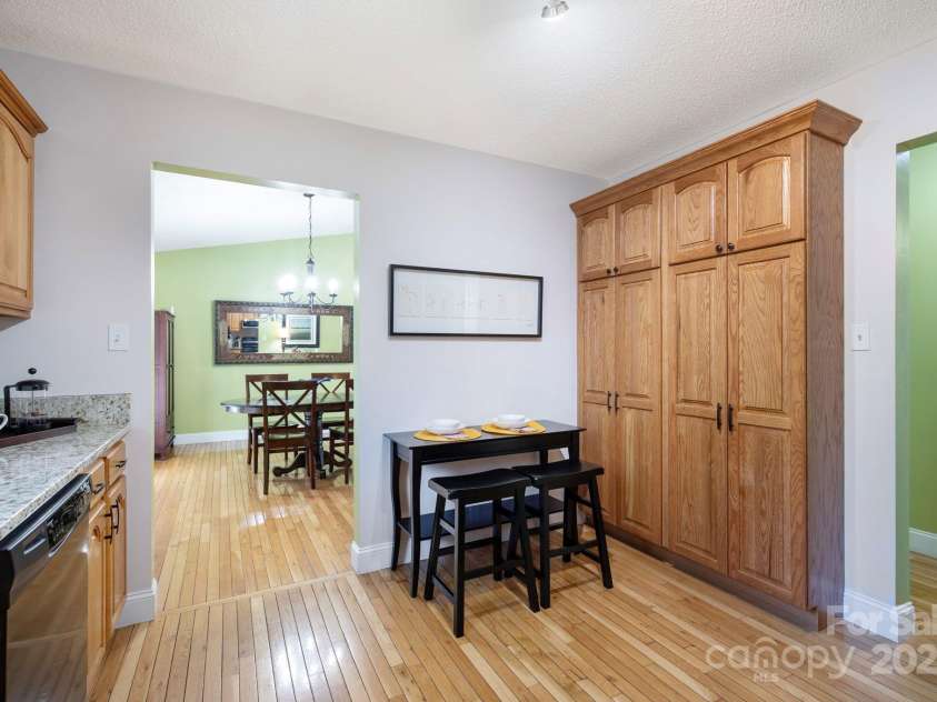 65 Forest Lake Drive, Asheville, NC 28803.  MLS# CAR4245225, YatesRealty ID 5693. Eat in Kitchen Nook