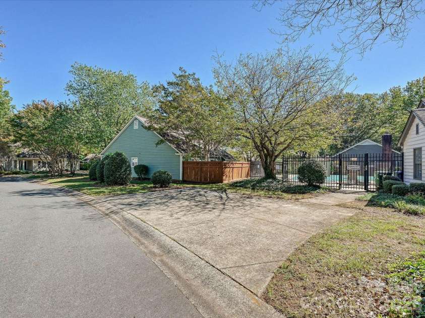 3105 Stone Orchard Place, Charlotte, NC 28209.  MLS# CAR4434729, YatesRealty ID 56932. Community amenities