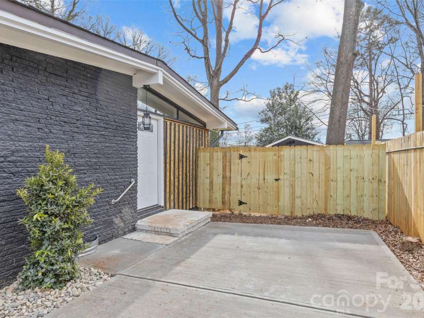 5426 Milford Road, Charlotte, NC 28210.  MLS# CAR4434774, YatesRealty ID 56933. 
