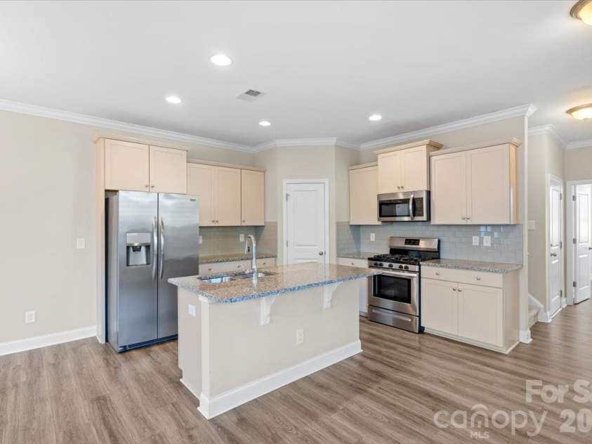 6556 Harris River Way, Charlotte, NC 28269.  MLS# CAR4434472, YatesRealty ID 56939. Granite countertops and kitchen island