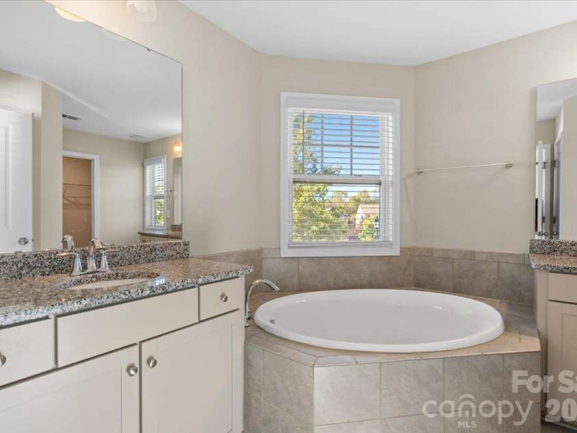 6556 Harris River Way, Charlotte, NC 28269.  MLS# CAR4434472, YatesRealty ID 56939. Primary bath