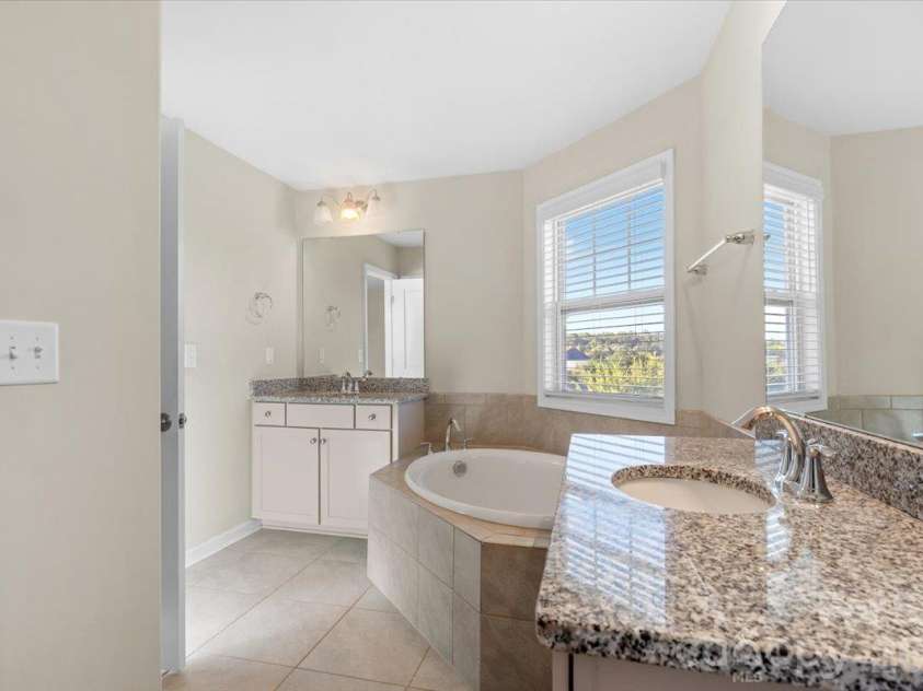 6556 Harris River Way, Charlotte, NC 28269.  MLS# CAR4434472, YatesRealty ID 56939. Primary bath with garden tub