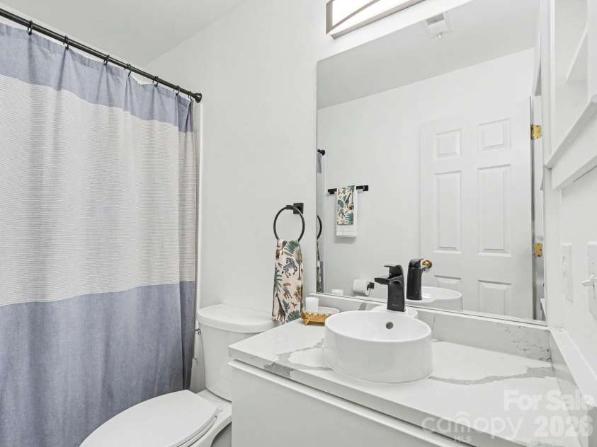 6000 Gray Gate Lane, Charlotte, NC 28210.  MLS# CAR4434446, YatesRealty ID 56940. Ensuite Full Bathroom