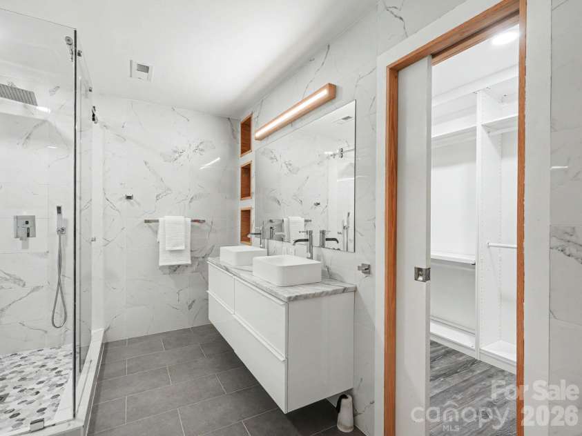 6000 Gray Gate Lane, Charlotte, NC 28210.  MLS# CAR4434446, YatesRealty ID 56940. Ensuite Primary Bathroom