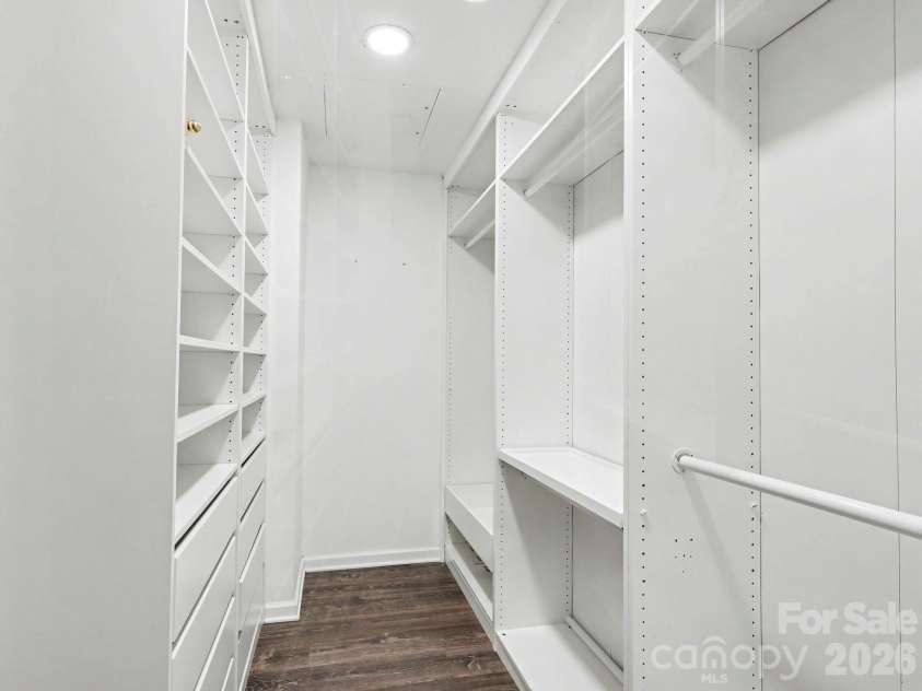 6000 Gray Gate Lane, Charlotte, NC 28210.  MLS# CAR4434446, YatesRealty ID 56940. Walk in closet
