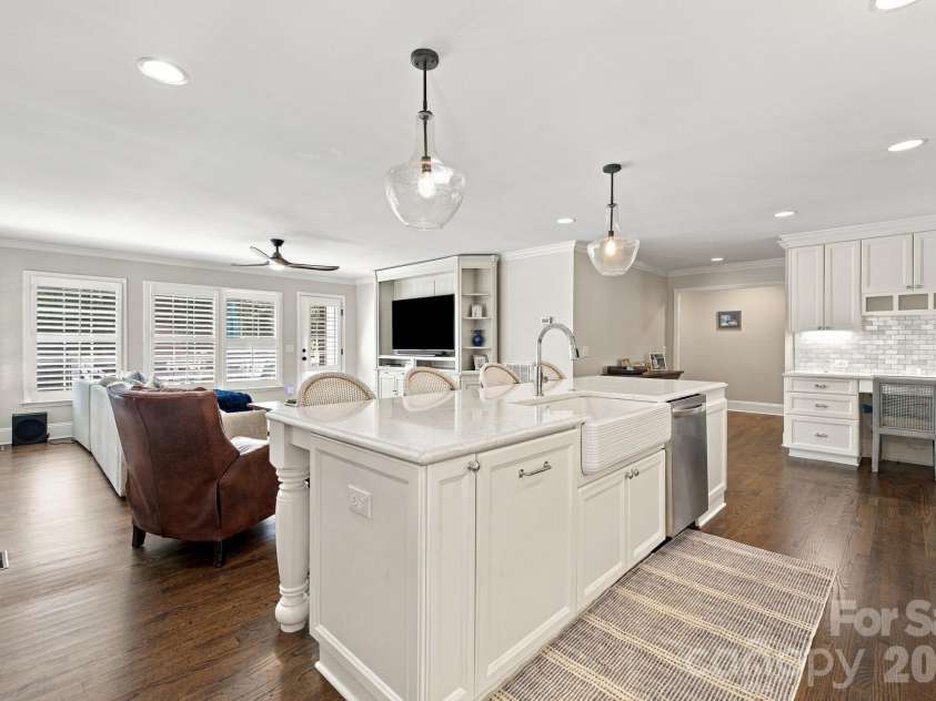 1901 Runnymede Lane, Charlotte, NC 28211.  MLS# CAR4434367, YatesRealty ID 56943. 