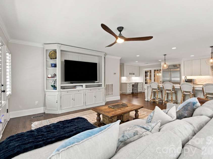 1901 Runnymede Lane, Charlotte, NC 28211.  MLS# CAR4434367, YatesRealty ID 56943. 