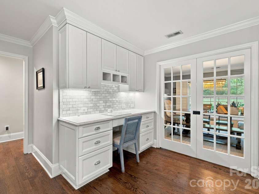 1901 Runnymede Lane, Charlotte, NC 28211.  MLS# CAR4434367, YatesRealty ID 56943. 