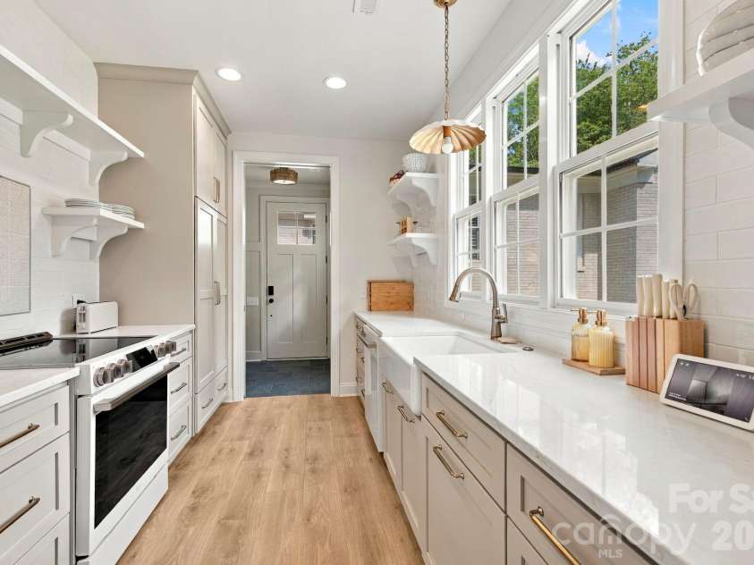 1901 Runnymede Lane, Charlotte, NC 28211.  MLS# CAR4434367, YatesRealty ID 56943. 