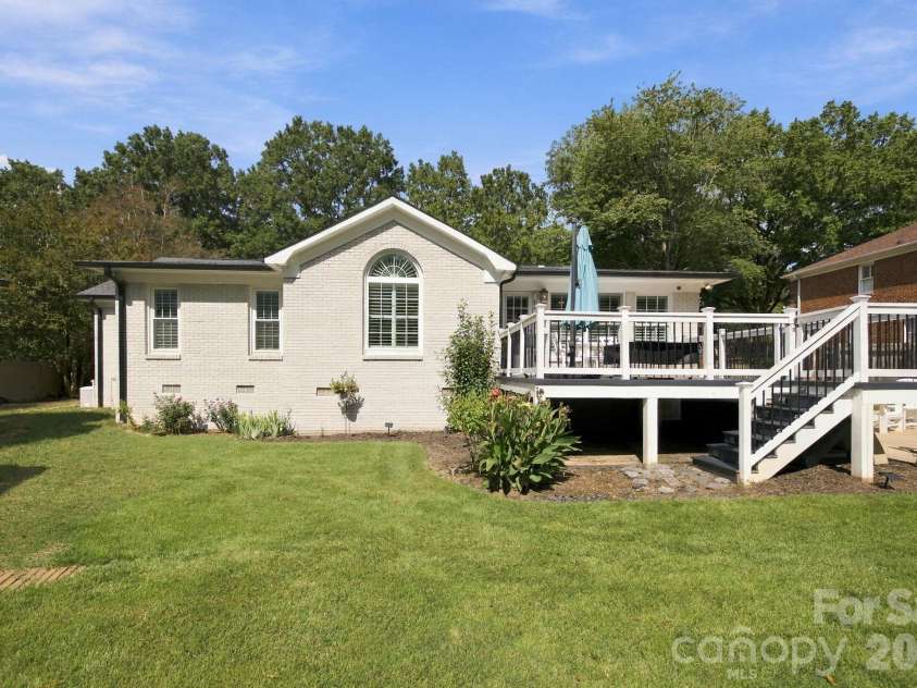 1901 Runnymede Lane, Charlotte, NC 28211.  MLS# CAR4434367, YatesRealty ID 56943. 