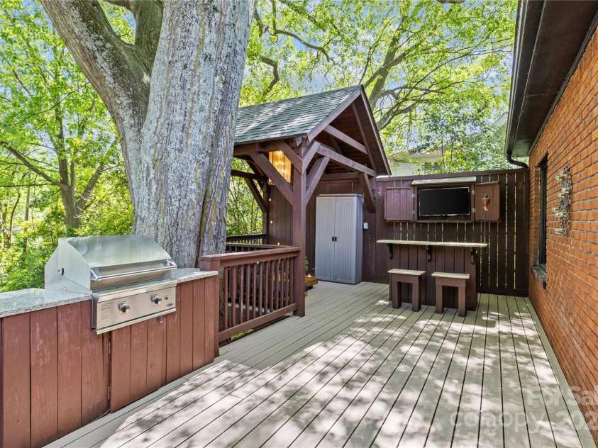 2125 Kenilworth Avenue, Charlotte, NC 28203.  MLS# CAR4244475, YatesRealty ID 5695. Amazing entertaining space on the deck