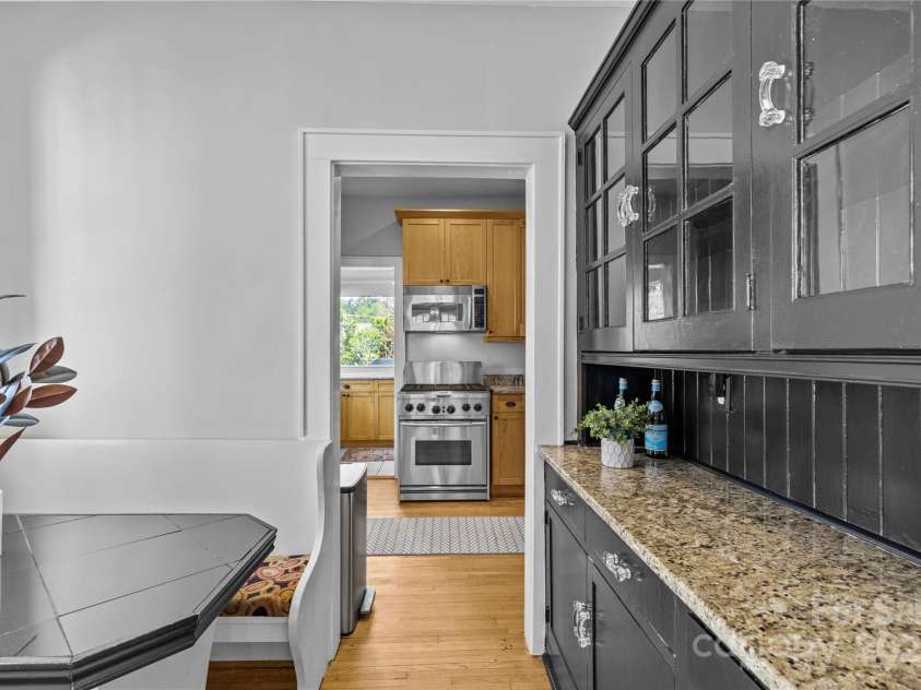 2125 Kenilworth Avenue, Charlotte, NC 28203.  MLS# CAR4244475, YatesRealty ID 5695. Breakfast nook