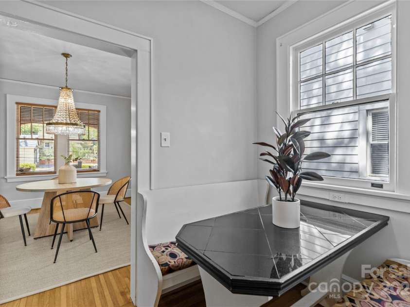 2125 Kenilworth Avenue, Charlotte, NC 28203.  MLS# CAR4244475, YatesRealty ID 5695. Breakfast nook