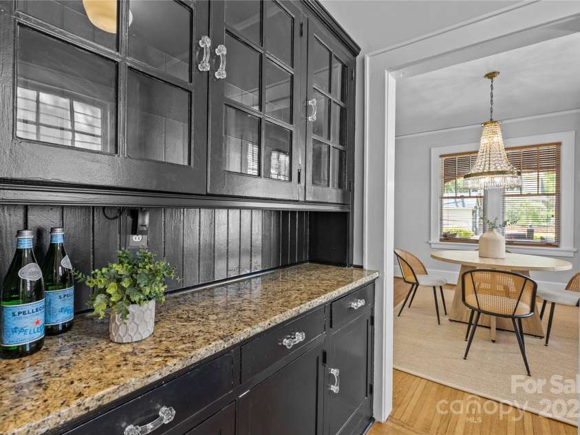 2125 Kenilworth Avenue, Charlotte, NC 28203.  MLS# CAR4244475, YatesRealty ID 5695. Breakfast nook
