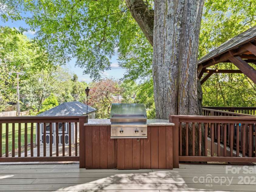2125 Kenilworth Avenue, Charlotte, NC 28203.  MLS# CAR4244475, YatesRealty ID 5695. Built-in gas grill