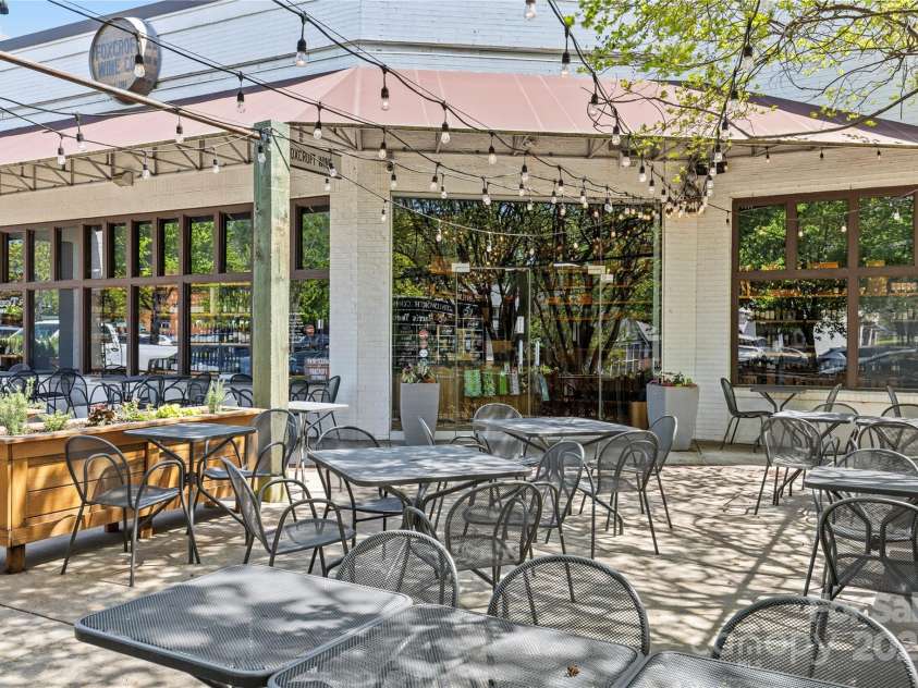2125 Kenilworth Avenue, Charlotte, NC 28203.  MLS# CAR4244475, YatesRealty ID 5695. Charlotte hotspot just a 10 min walk - Foxcroft Wine