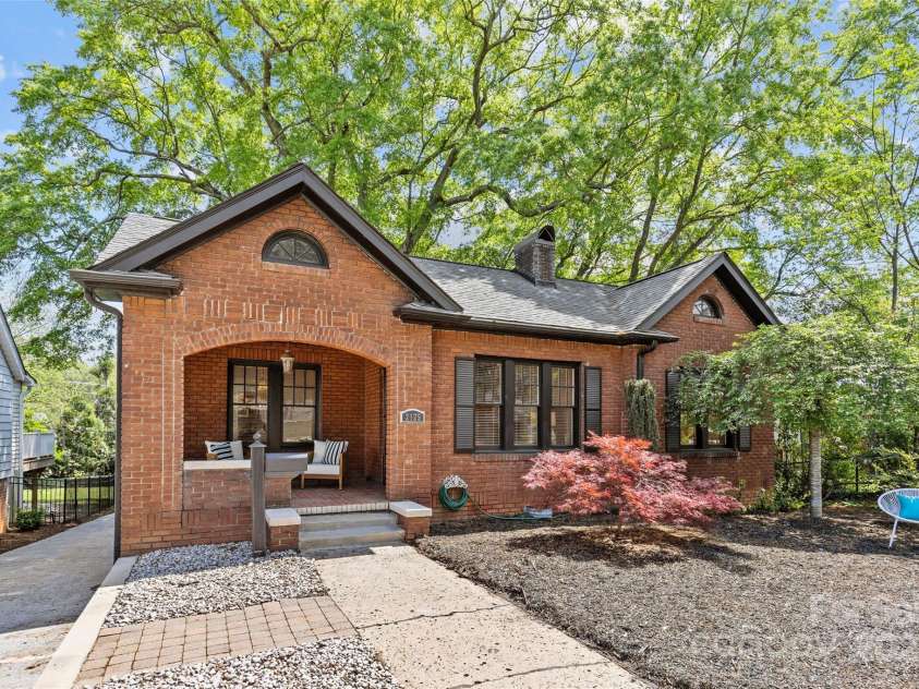 2125 Kenilworth Avenue, Charlotte, NC 28203.  MLS# CAR4244475, YatesRealty ID 5695. Charming curb appeal