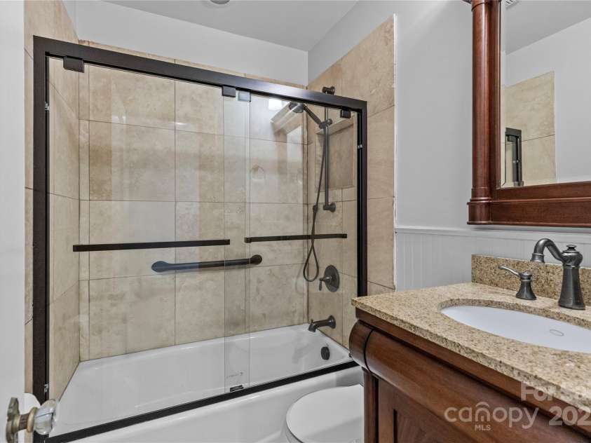 2125 Kenilworth Avenue, Charlotte, NC 28203.  MLS# CAR4244475, YatesRealty ID 5695. Hallway full bathroom
