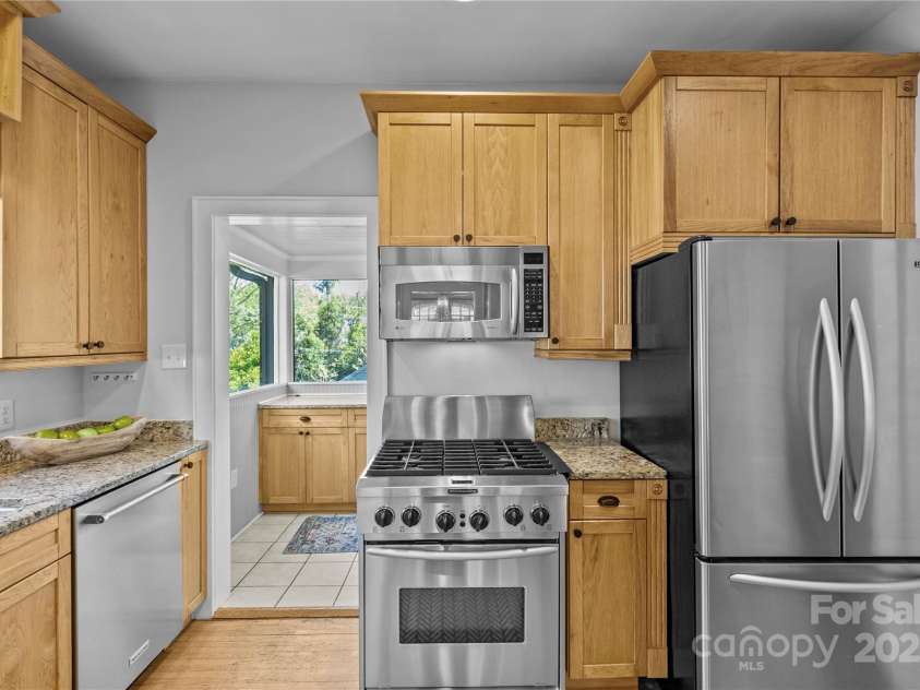 2125 Kenilworth Avenue, Charlotte, NC 28203.  MLS# CAR4244475, YatesRealty ID 5695. Kitchen
