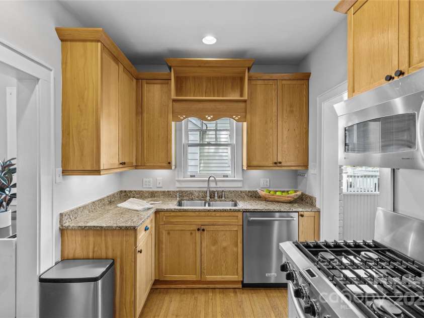2125 Kenilworth Avenue, Charlotte, NC 28203.  MLS# CAR4244475, YatesRealty ID 5695. Kitchen