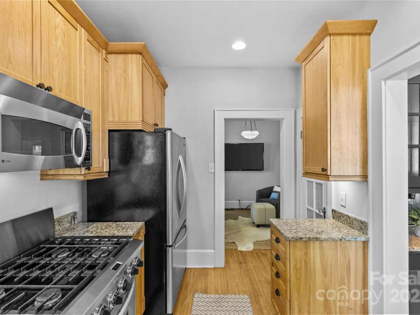 2125 Kenilworth Avenue, Charlotte, NC 28203.  MLS# CAR4244475, YatesRealty ID 5695. Kitchen