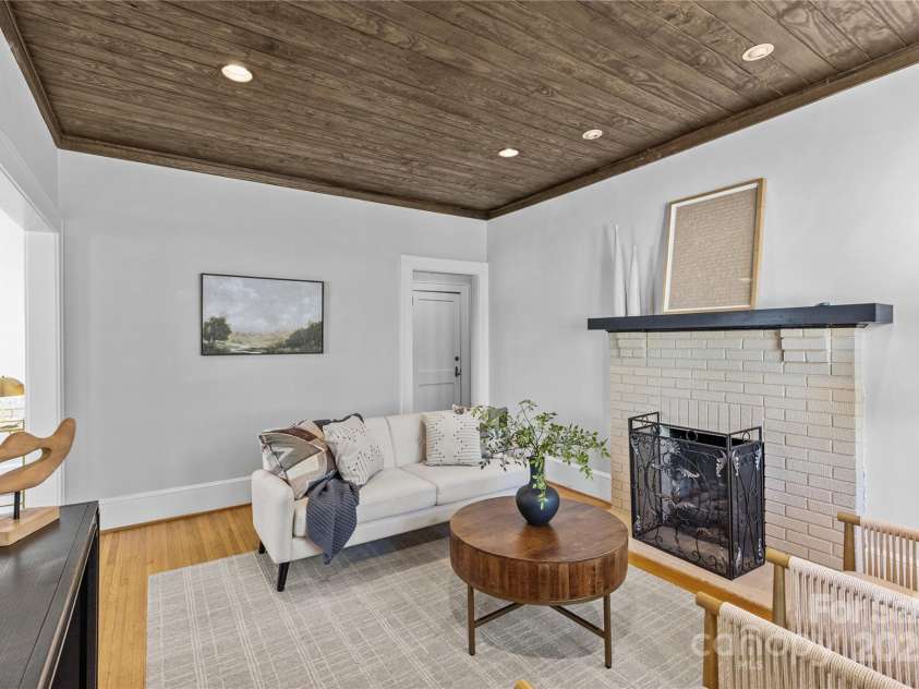 2125 Kenilworth Avenue, Charlotte, NC 28203.  MLS# CAR4244475, YatesRealty ID 5695. Living Room