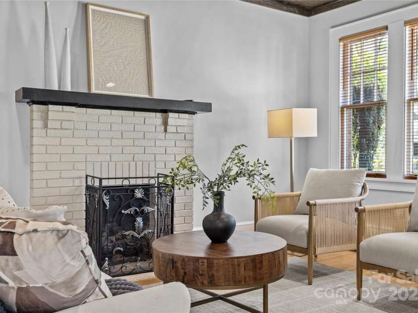 2125 Kenilworth Avenue, Charlotte, NC 28203.  MLS# CAR4244475, YatesRealty ID 5695. Living room