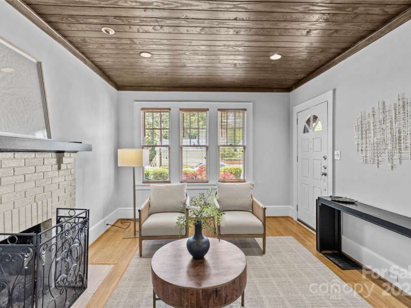2125 Kenilworth Avenue, Charlotte, NC 28203.  MLS# CAR4244475, YatesRealty ID 5695. Living room