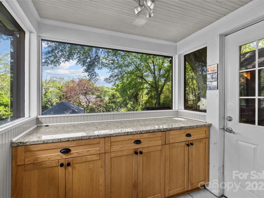 2125 Kenilworth Avenue, Charlotte, NC 28203.  MLS# CAR4244475, YatesRealty ID 5695. Mud Room