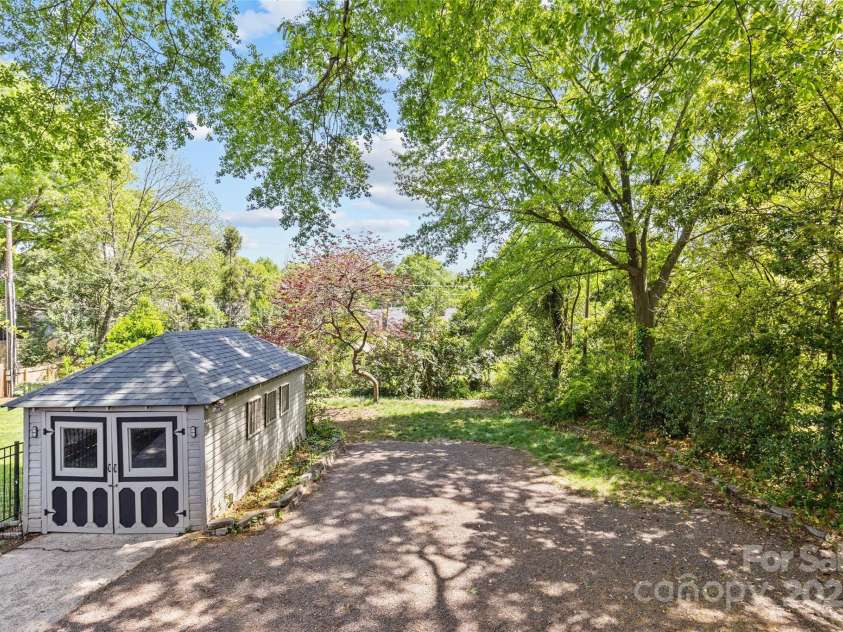 2125 Kenilworth Avenue, Charlotte, NC 28203.  MLS# CAR4244475, YatesRealty ID 5695. Overview of back yard