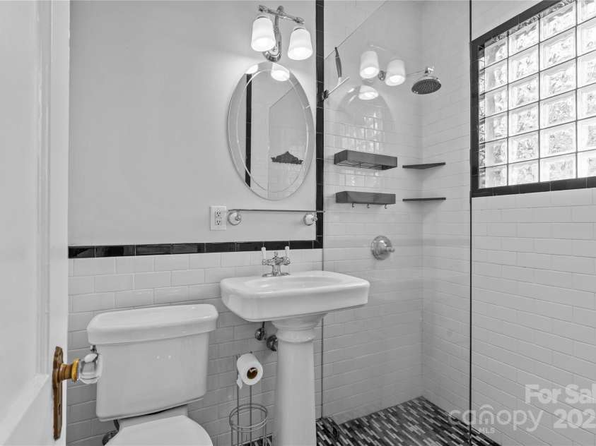 2125 Kenilworth Avenue, Charlotte, NC 28203.  MLS# CAR4244475, YatesRealty ID 5695. Primary bath