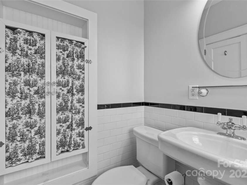 2125 Kenilworth Avenue, Charlotte, NC 28203.  MLS# CAR4244475, YatesRealty ID 5695. Primary bath