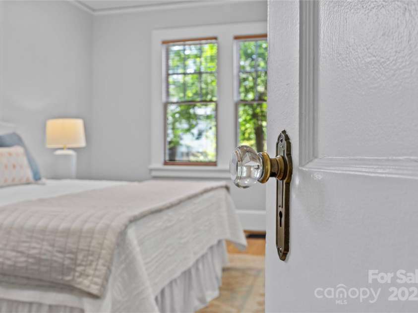 2125 Kenilworth Avenue, Charlotte, NC 28203.  MLS# CAR4244475, YatesRealty ID 5695. Primary bedroom