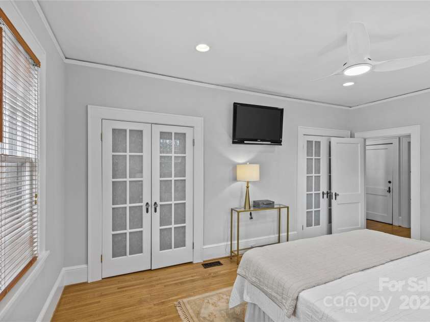 2125 Kenilworth Avenue, Charlotte, NC 28203.  MLS# CAR4244475, YatesRealty ID 5695. Primary bedroom