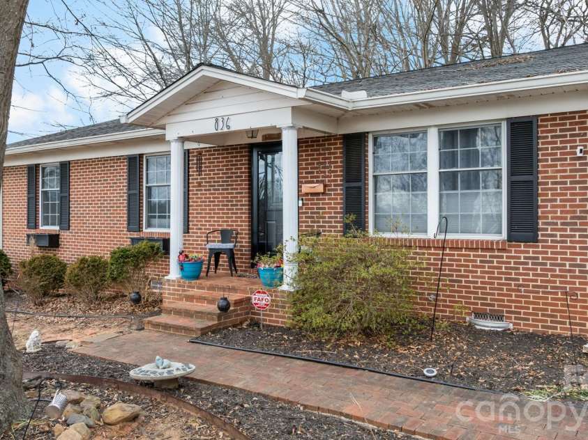 836 7th Avenue, Hickory, NC 28602.  MLS# CAR4340530, YatesRealty ID 56952. 
