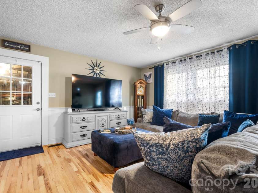 836 7th Avenue, Hickory, NC 28602.  MLS# CAR4340530, YatesRealty ID 56952. 