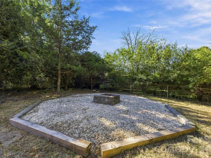 915 Skyway Drive, Kannapolis, NC 28083.  MLS# CAR4433978, YatesRealty ID 56954. 